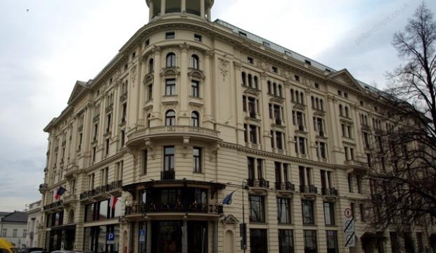 Hotel Bristol Warsaw - Rubber Dragon (CC BY-SA 2.0)